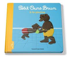 petit ours brun à la piscine
