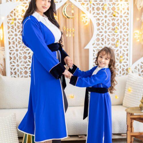 Kimono Blue roi avec ceinture en velour et détail en velours sur les manches , travaillé avec skalli argenté