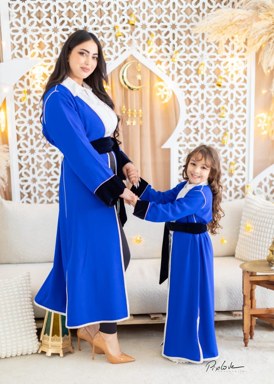 Kimono Blue roi avec ceinture en velour et détail en velours sur les manches , travaillé avec skalli argenté