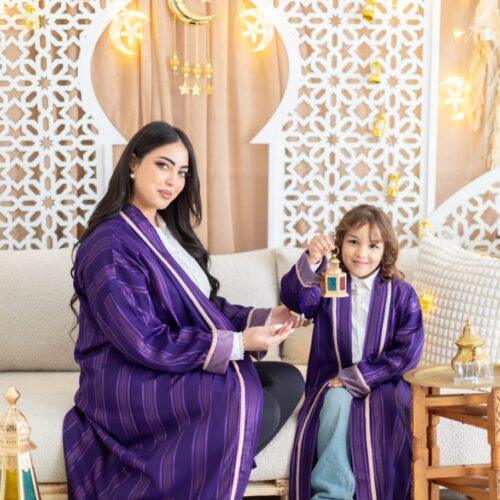 Kimono violet tissu rayé avec détail en velour sur les manches