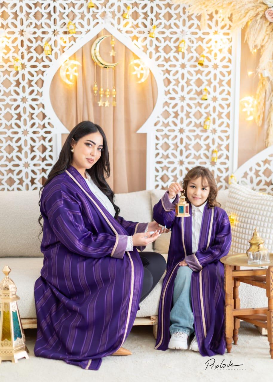 Kimono violet tissu rayé avec détail en velour sur les manches